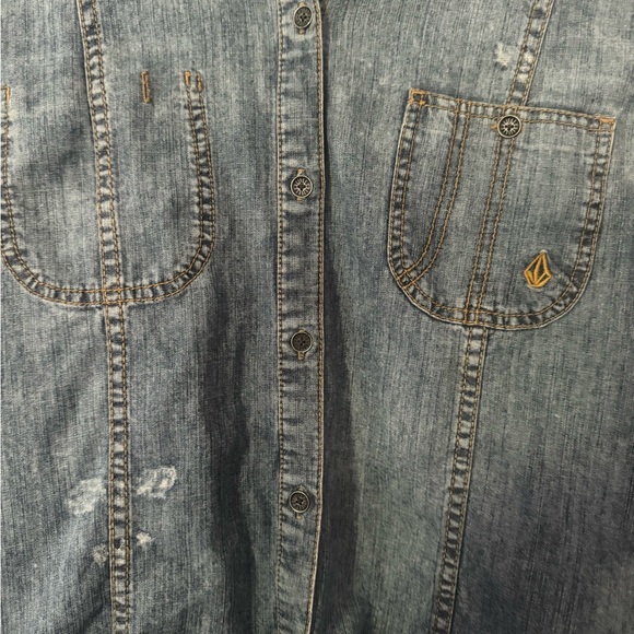 Women’s Volcom distressed denim button down - Picture 4 of 6